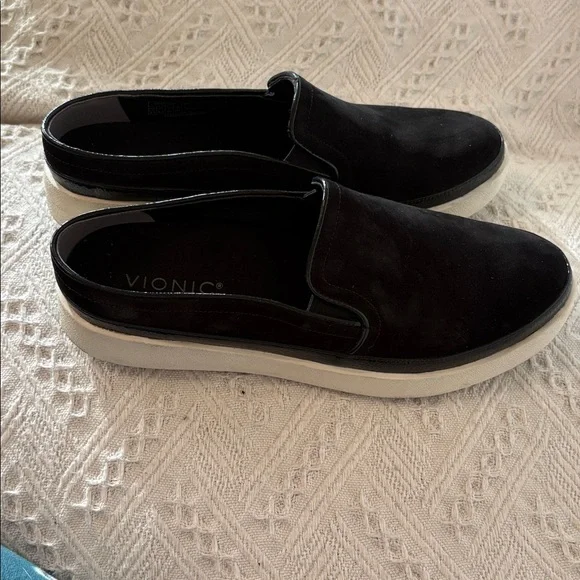 Vionic effortless women’s Black Slip-On Loafers with White Sole - Picture 3 of 7